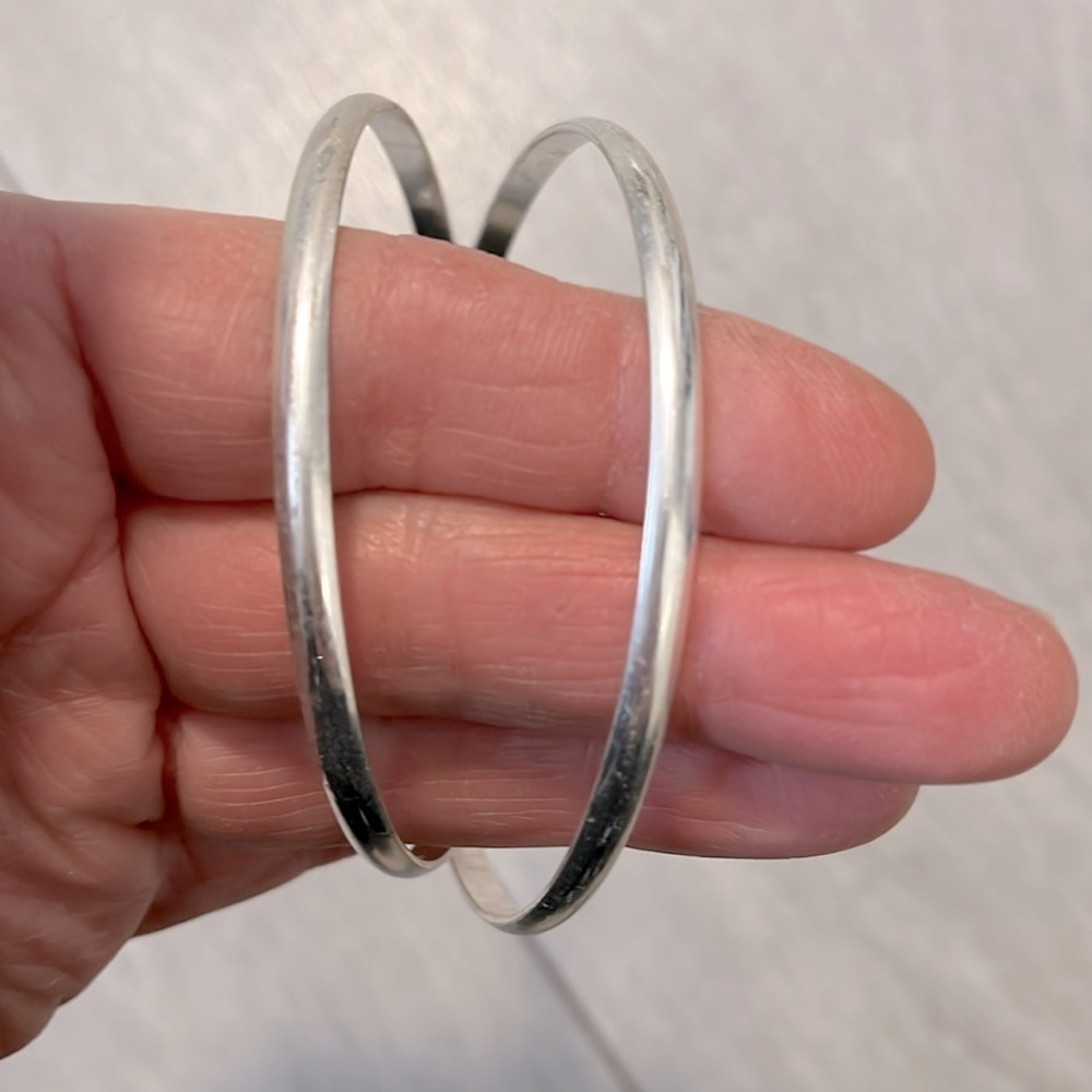 Set Large Hoop Earrings in Brushed Silver and Solid Silver - Picture 4 of 5